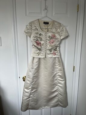 Donna Morgan beautiful skirt and topCream Satin Maxiwith Pink Rose Embroidery
